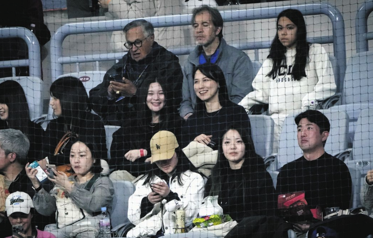 画像・写真4枚目 水原一平被告 目撃された“顔出し妻”との買い物姿 30億賠償、ウーバーをクビでも別れず献身女性自身