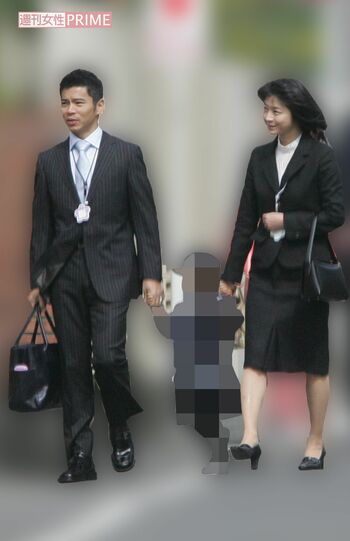 僕の家族写真です。 撮影中に美佐子さんが急に 「最近ハマってるのよ」と言って、ロバートデニーロ のモノマネをやり始めました。 悪いけどデニーロのモノマネじゃ負けられないので、 僕も披露しました。 すっかりモノマネタイムになりました。 監督は、 僕らが