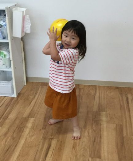 なぜ？2歳児が物を投げる原因。どう対応すべき？ママ・パパのイライラ対策もkosodate LIFE 子育てライフ