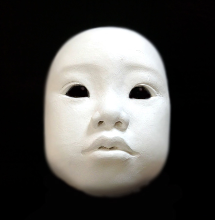 迫力ある鬼の面。大人たちも「子どもの頃は怖くて眠れなかった」「ずっと隠れていた」と口々に恐怖を語っていた＝12日午後2時41分、福岡県うきは市 撮影・穴井友梨- これは怖い うきはの山里に3年ぶり鬼この一枚 - 写真・画像 9 11西日本新聞me