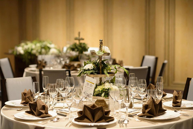 結婚式装花秋冬はくすみカラーがおしゃれ。季節感を取り入れたアイディア６選ARCH DAYS