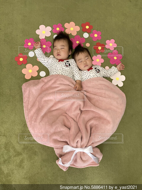 可愛すぎる😍寝相アート特集👶💤』﻿ ﻿ ママのアイデアが素敵✨な寝相アート特集です💖﻿ 季節感を出したり、フードやキャラクターに変身したり！﻿思い出になる寝相アートをぜひ撮ってみて下さいね☺﻿ ﻿ photo by @geep__moeka @rtymom.5@rrbirthday20.1.8 @o.aiko.a