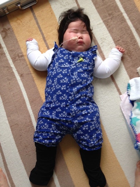 🌱菖蒲湯🌱﻿ 4枚目音注意⚠️﻿ ﻿ 5月5日、菖蒲湯しました。﻿ ﻿ 頭になにかつけたり乗せたり 帽子も はイヤイヤするので、巻いてすぐ写メ‼️﻿ついでにパパにも巻いておそろ‼️笑﻿ ﻿ 葉っぱであそんだりするのかな？と思っていたらまさかの大号泣💦﻿ ﻿ お風呂大好きで