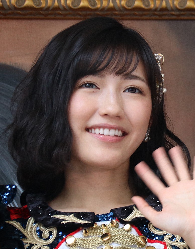 まゆゆが純白のドレス姿で自身の卒業公演に登場、「感謝をしてもしきれません」Daily NewsBillboard JAPAN