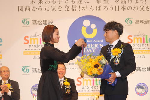 ご家族との写真アリ 特別画像集 阿部一二三選手と詩選手 2つ並んだ金メダルは圧巻！ – STORYストーリィオフィシャルサイト