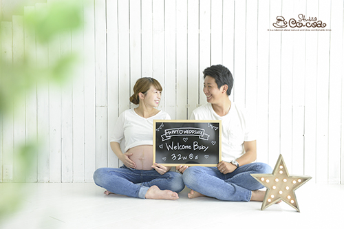 妊娠中の女性のライン アートのイラスト。母性花スタイリッシュなサイン。途中で赤ちゃんをレタリングを手書きのイラスト素材・ベクター Image89095508