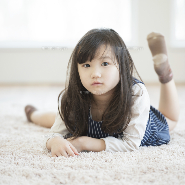 床に寝転ぶ女の子の写真素材124210655- イメージマート