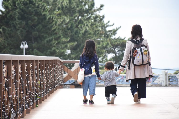 プロ直伝、子どもとの手つなぎ 保育士解説 絶対離れたくない場所ではこの方法にしてママリ