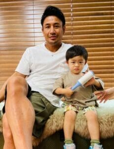 魔裟斗、８歳＆７歳の娘とブルーヘアの親子ショット披露「娘ちゃんかわい～」「大人っぽい」 - スポーツ報知