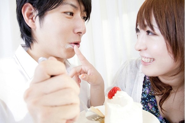 33歳差カップル ラブラブすぎる「おうち時間」 25歳彼氏に寄りかかる58歳彼女の微笑ましい日常にホッコリLIMO- Yahoo!ニュース