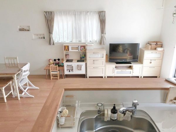 こども服収納について❁°·*⁡ ⁡ ⁡ 娘の洋服は、⁡ リビング横の和室の押入れに収納してます!⁡ ⁡ ⁡ とにかく衣替えが面倒くさいので、⁡ 冬服 も夏服も全部ここに収納🙈💓⁡ ⁡ ⁡ 衣替えは、⁡ 服のサイズアウトをチェックして⁡ サイズアウトした服を除けたら、⁡ あとは仕切り