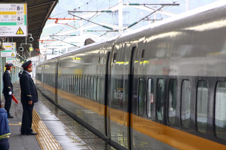 New | 新下関駅で乗り換え。下関駅へ。電車を降りると 青空とホームと海が。素敵な駅だ。ワクワクする。山口県初上陸😆 #山口県