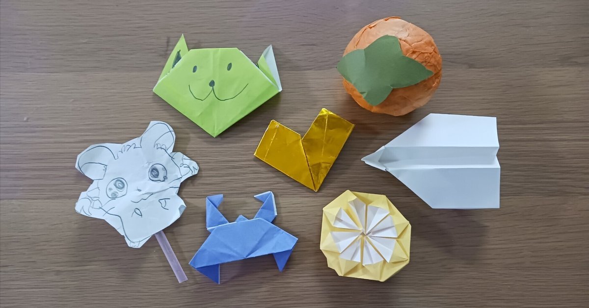 昔ながらの、チラシを折って作る卓上ゴミ箱。A4用紙でも作れる。テーブルに置いておけば、子供がおやつの包み紙や消しゴムのカスを捨てるのに便利だ。白だと殺風景なので、模様をつけた型紙を作って「ルマルシャンのゴミ箱」にした。LemarchandsDustBoxルマルシャンの