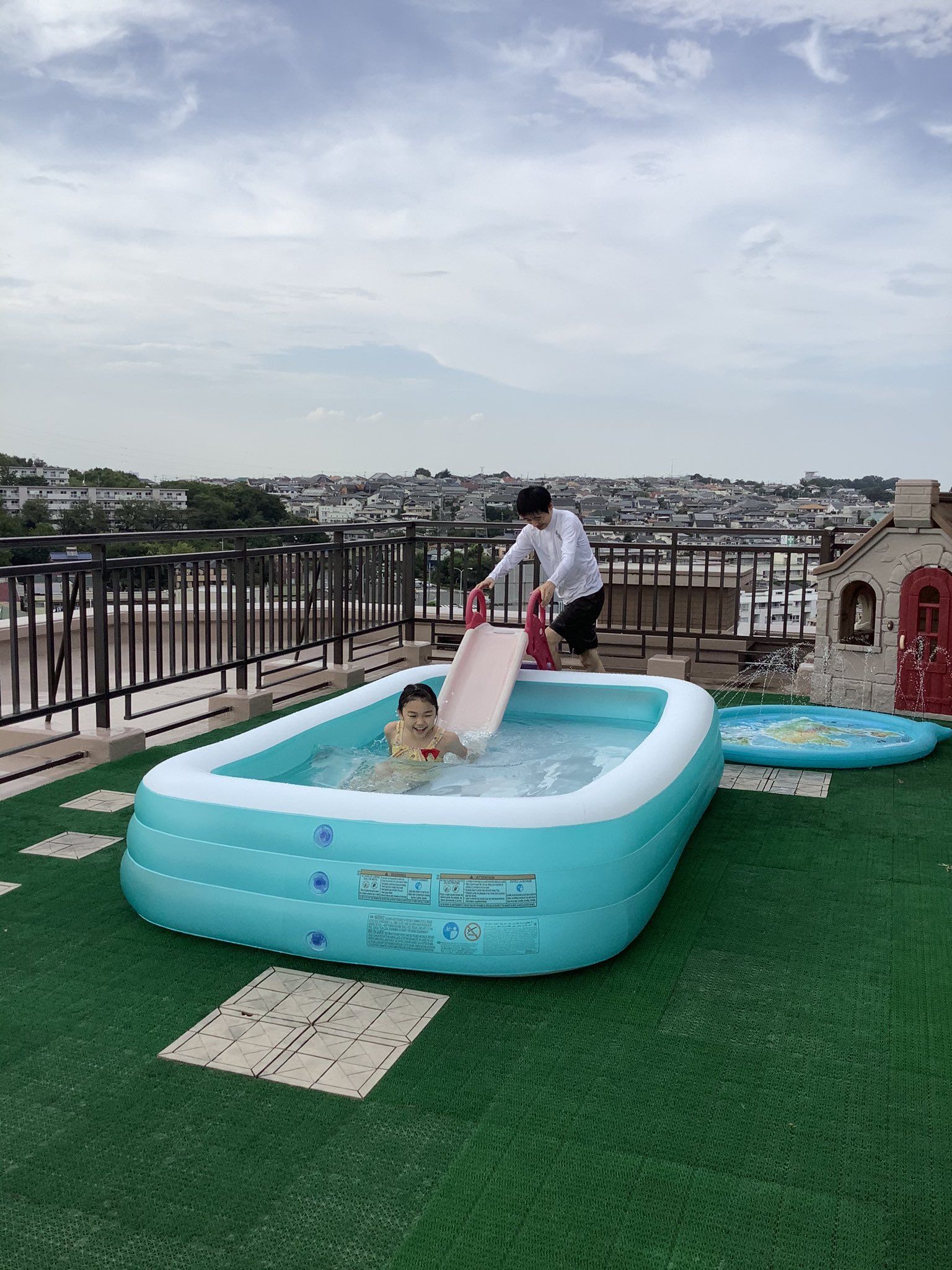 4カラー ベランダ 水浴び ベビービーチテント 屋根付き プール 日よけ バルコニー 庭 川 キャンプ 紫外線除け テント おうちプールを ルーフバルコニー 屋上 ルーフテラス ・ベランダで徹底的に楽しむ！幼児・4歳双子の水遊び 初夏～猛暑時期までTwins Hack ふたご