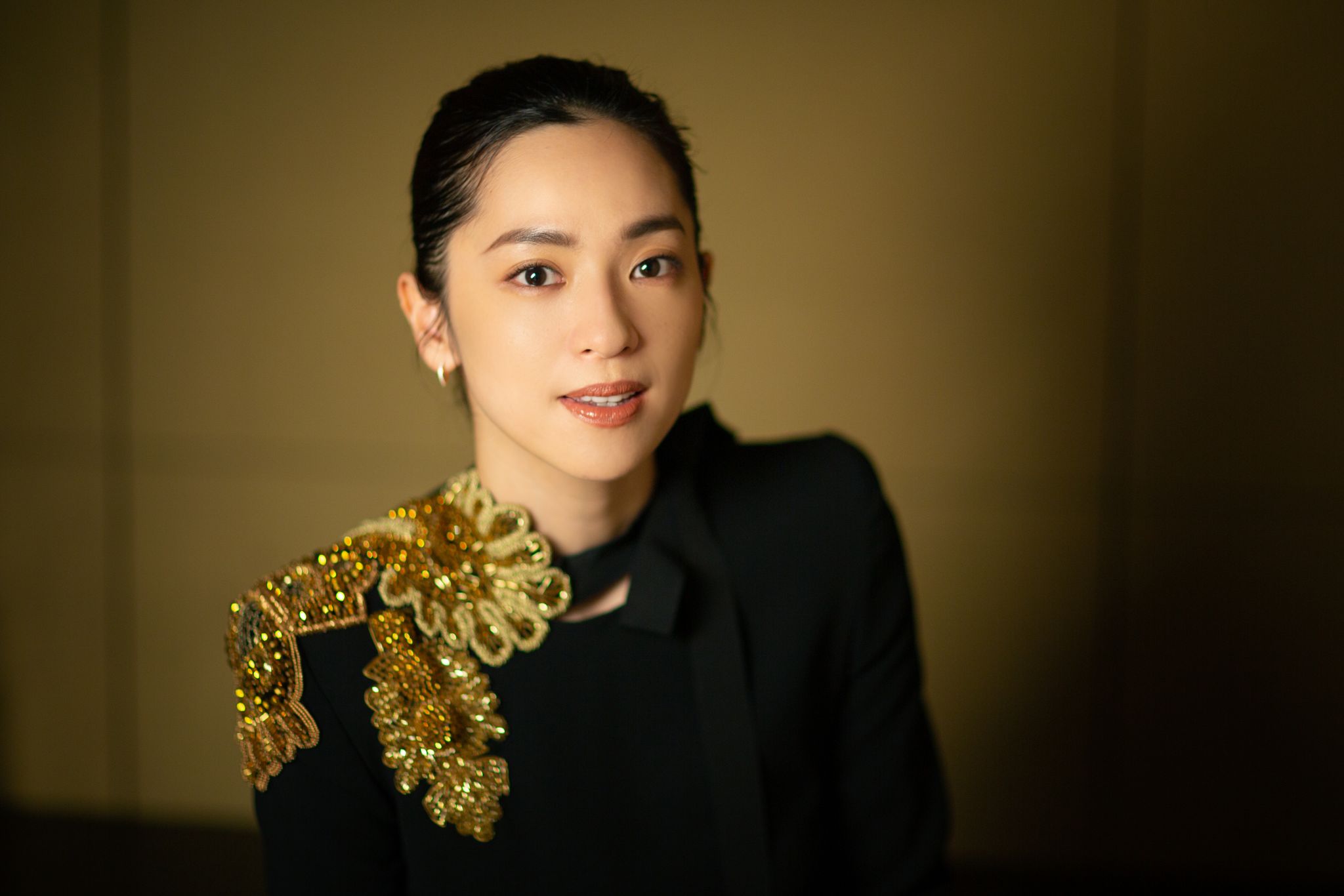 中村アン：「そろそろ再始動」と気持ち新た 涼しげ＆クールなムードで「日経WOMAN」7月号表紙に - 毎日キレイ