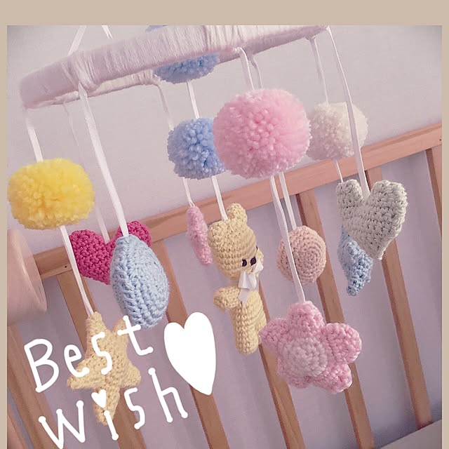 赤ちゃん用メリーメリー手作り手作りおもちゃ赤ちゃんおもちゃ保育士 , 🌷100均一材料で作る赤ちゃん用メリー🌷, 材料,・ネコのおもちゃフェルトボール2個入り✖️3個, ・くまのマスコット2個, ・刺繍枠, ・カットクロス赤 刺繍枠おめかし用 , ・ひも,・リボン 吊るす用 40センチ✖️3本, ・花びら用のフェルト 好きないろ ,