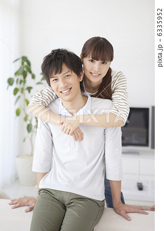 バックハグをする男性心理とは？ したくなるタイミングと抱きしめられた時のかわいい反応「マイナビウーマン」