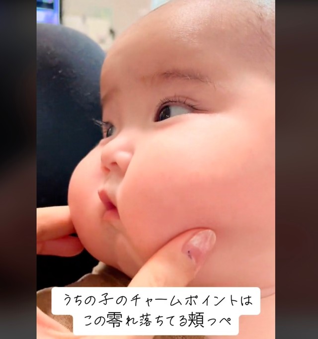 赤ちゃんおすまし顔 生後２,３ヶ月写真素材285264- フォトライブラリ