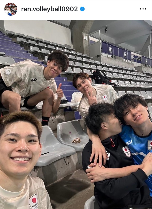 高橋藍、「えぐい！」「天才」と話題の背面ショット「あの状況ではアレ。盛り上がっていいプレーだった」 - スポーツ報知