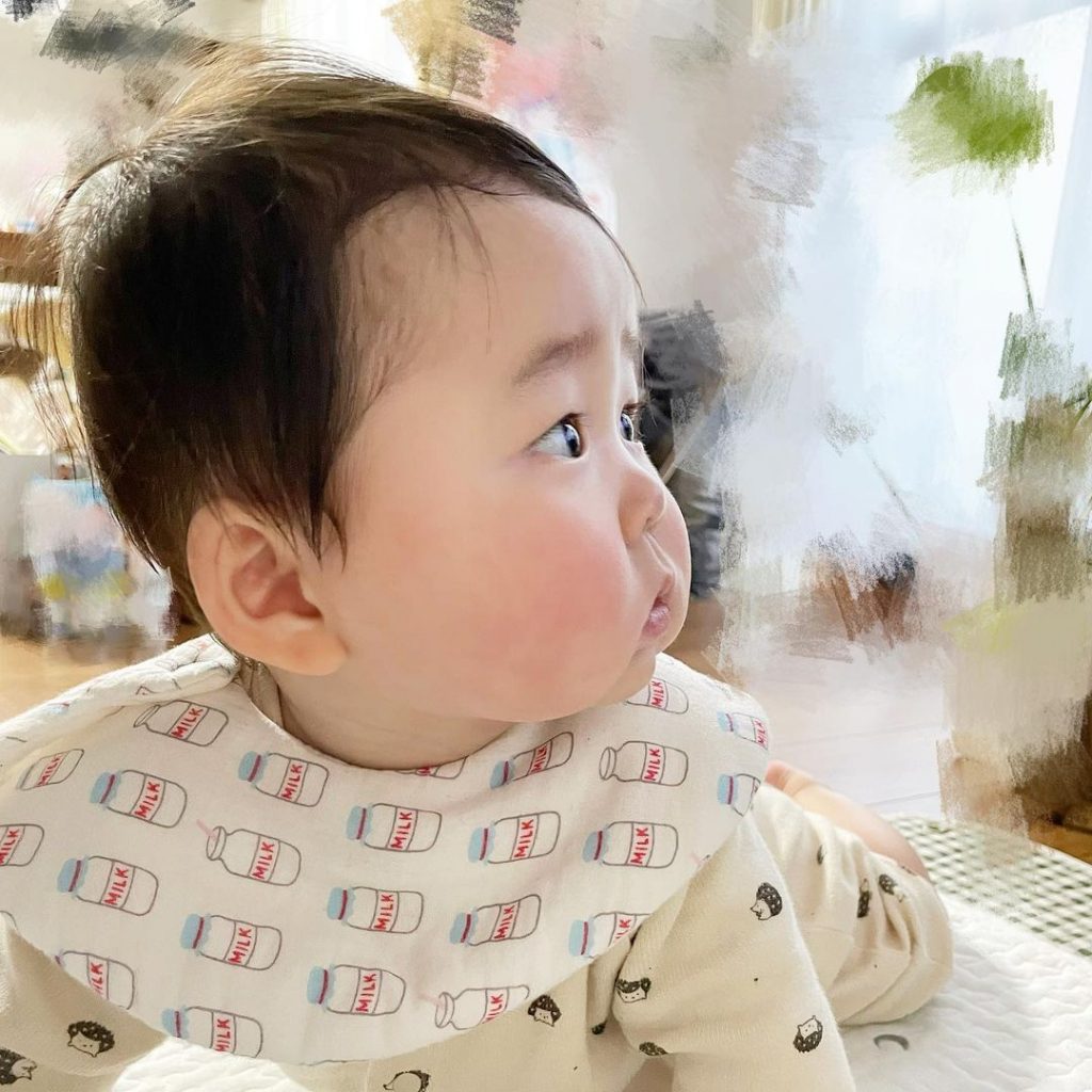 世紀の名勝負 シーズーと赤ちゃんの「ほっぺぷっくり選手権」がスゴかった