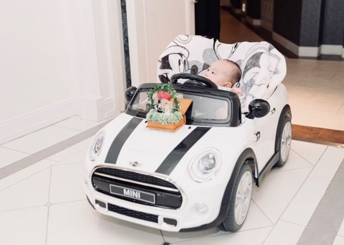 結婚式でリングガール に💍 「おうじさまとおひめさままで、あるけるよ!」と 直前まで自信満々だったけど、 たくさんの人にびっくりして突然「ちょっと恥ずかしくなっちゃった〜😳😳」 と抱っこで指輪を追いかける形に🤭 一緒にお役目を果たしてくれた兄妹と ちょうど