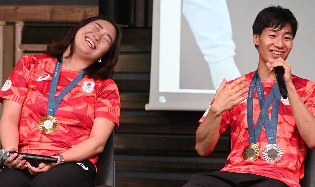 卓球早田ひな選手、団体銀メダル ｢ケンケン｣で左打ちに パリオリンピック- 日本経済新聞