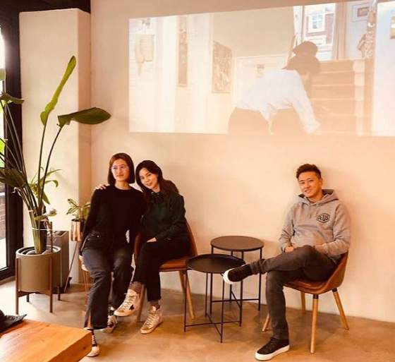 チン・テヒョン＆パク・シウン夫妻、養女の名前と顔を初公開「共に歩むからこそ真剣に」アーティストK-HALLYUNEWS