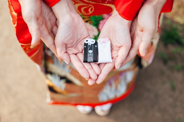 Amazon めおと夫婦守り 夫婦円満、家庭円満を祈願したお守り。２つの御守が一つのお箱に入っていますギフト贈り物結婚記念 絆 -生活雑貨 通販