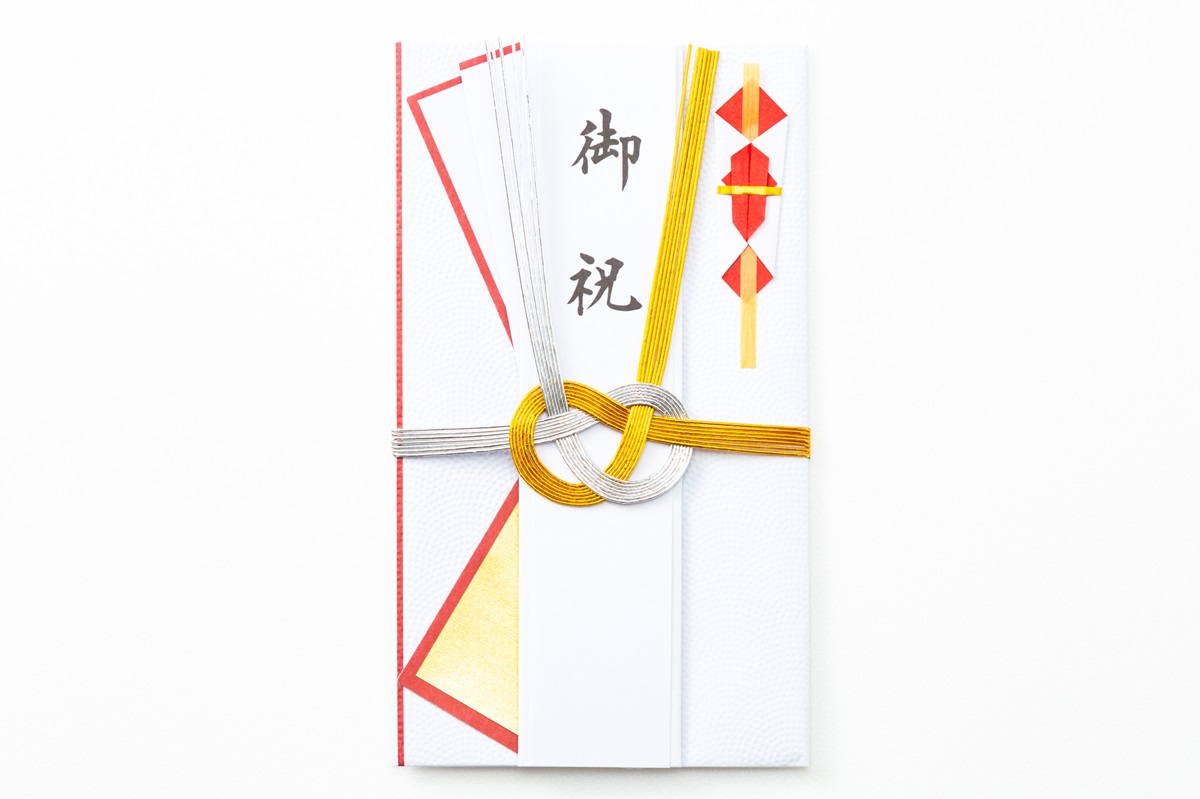 コンビニにハンカチは売ってる？葬儀用や結婚式用などの選び方とセブン・ファミマ・ローソン種類を徹底解説！ - lilac117メモリ