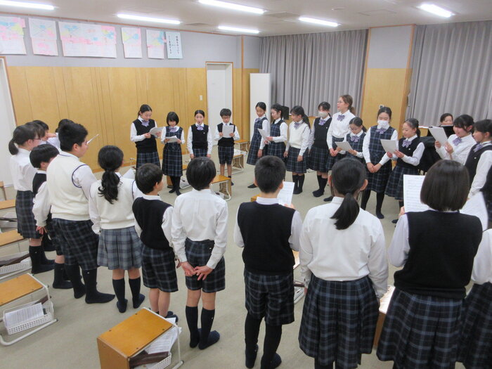 素晴らしい言葉」「気持ちが明るくなる」 駅に貼られた卒業生へのメッセージとは – grapeグレイプ