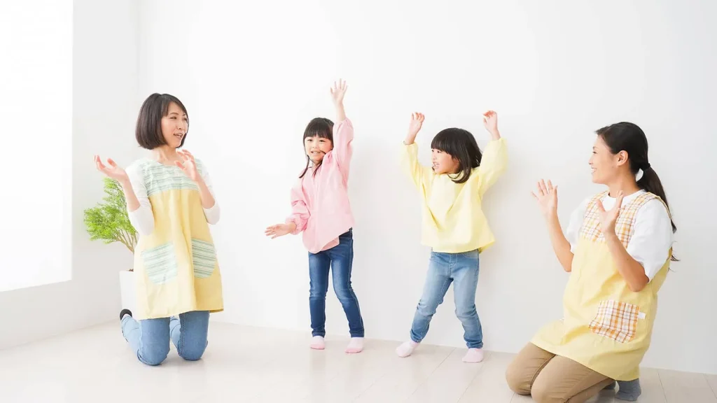 子どもに人気の手遊び歌20選！保育で盛り上がる手遊びを年齢別に紹介たまごだるま TamagoDaruma