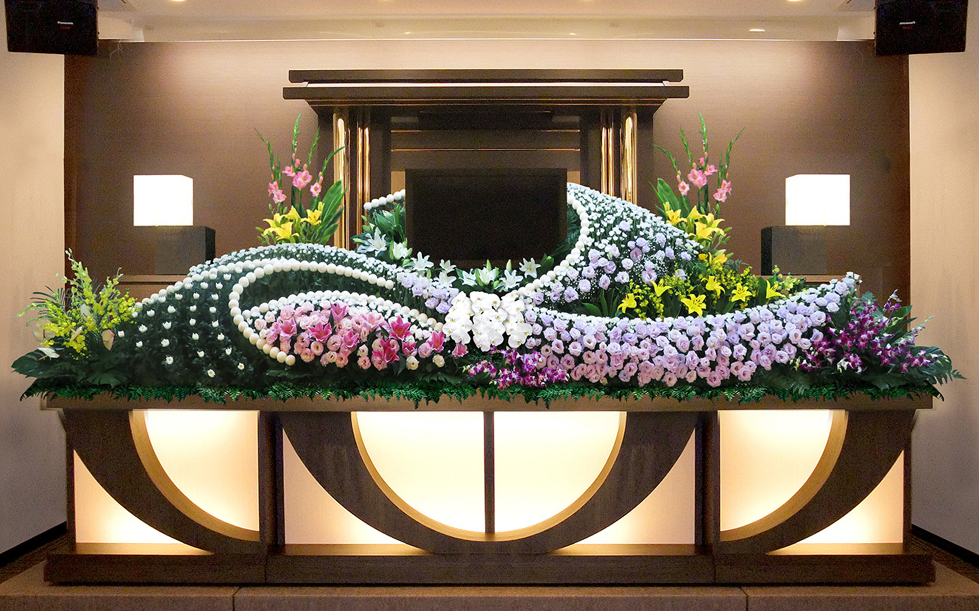 家族葬における祭壇の種類や相場、おすすめの花祭壇事例を紹介