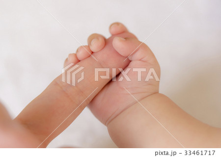 足の親指を舐める赤ちゃん 10384000381 の写真・イラスト素材アマナイメージズ