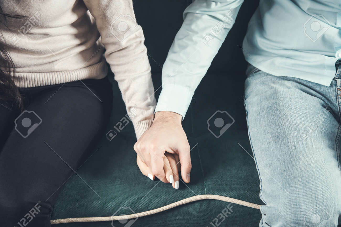 手を繋ぐ男女 写真素材6729767- フォトライブラリ
