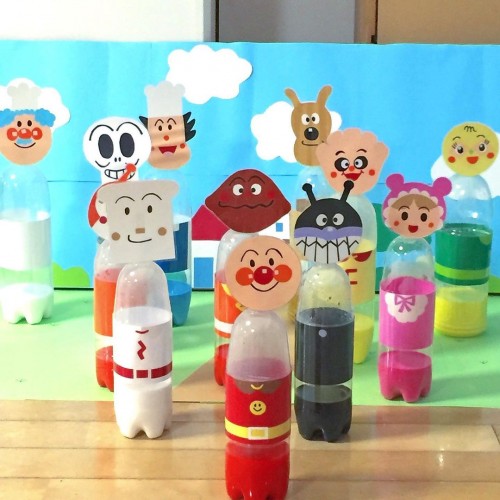 手作りおもちゃ ⭐牛乳パックカー⭐ * 材料 ☆牛乳パック 17本 ☆新聞紙 適量 ☆角形花台 ダイソーで200円＋税 2つ ☆テープ ☆フェルト☆刺繍糸、ボンド等 ※角形花台、購入時期により大きさ異なるようですが、21cm以内の物を選ぶとはみ出しません！ ⁑ 市販の車と違い