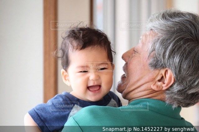孫とおじいちゃんの写真素材129308859 毎月1点無料 フリー のストックフォト イメージマート