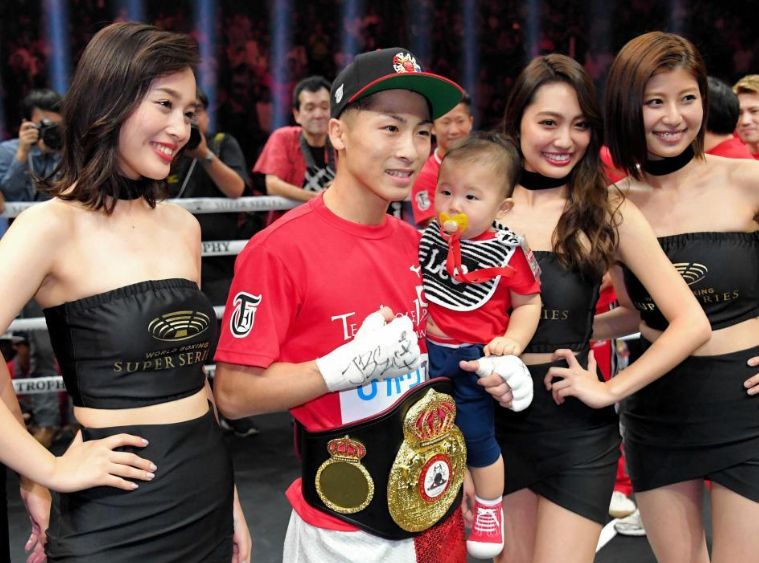 井上尚弥が凱旋帰国、長男出迎えにデレデレ 衝撃259秒殺は「内容的には100点」 - スポニチ Sponichi Annex 格闘技