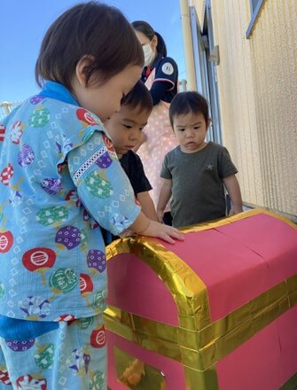 あか 0歳児 宝探し リズム遊び - おおわだ保育園 子どものようす