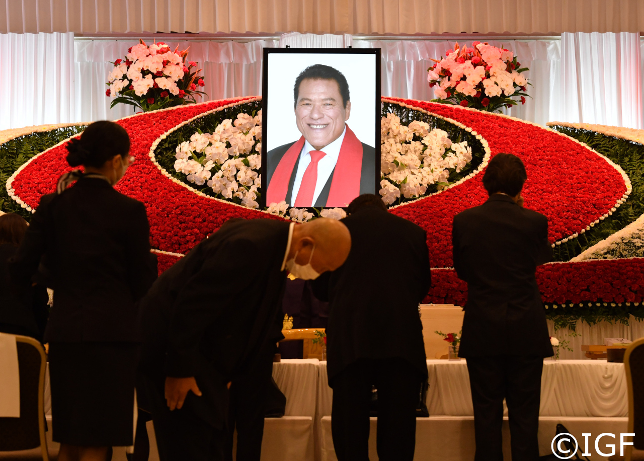 アントニオ猪木さん戒名に「闘魂」と「寛至」家族葬も通夜に藤波辰爾、前田日明氏ら100人超 - プロレス写真ニュース : 日刊スポーツ