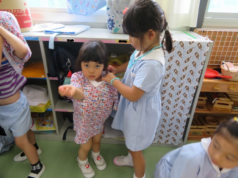 着替え中にふざける子供 写真素材7245874- フォトライブラリ