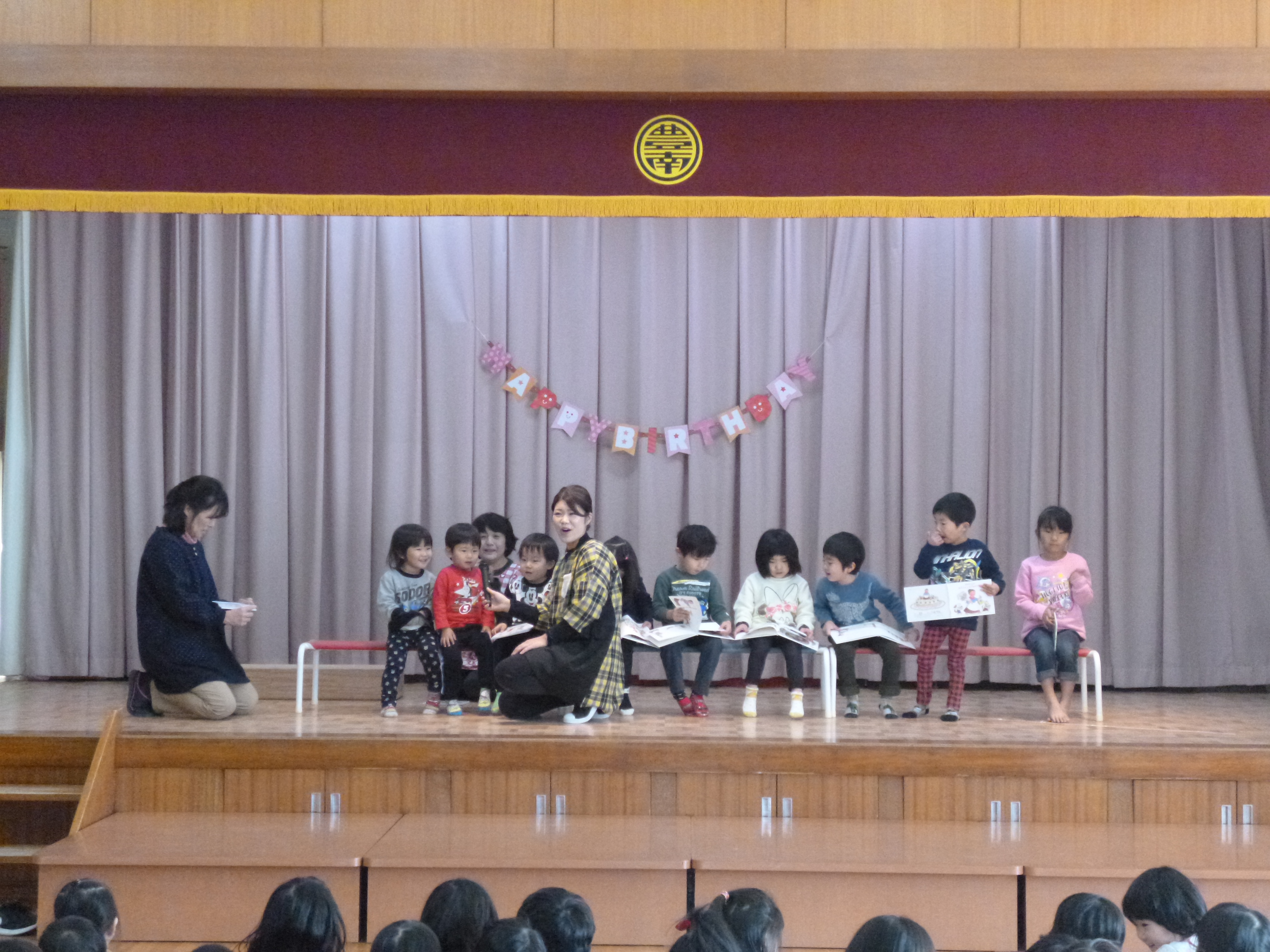 保育士の出し物14選！誕生日会やクリスマス会で使えるネタを紹介します！ - 手ぶら登園 保育コラム