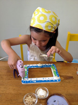 夏休みの工作・自由研究にも お花と貝殻の写真立て手作りキット レッスンでもお作り頂けます。武蔵境駅前のお花の教室・ウェディングアイテム、リース、手作りキットのお店