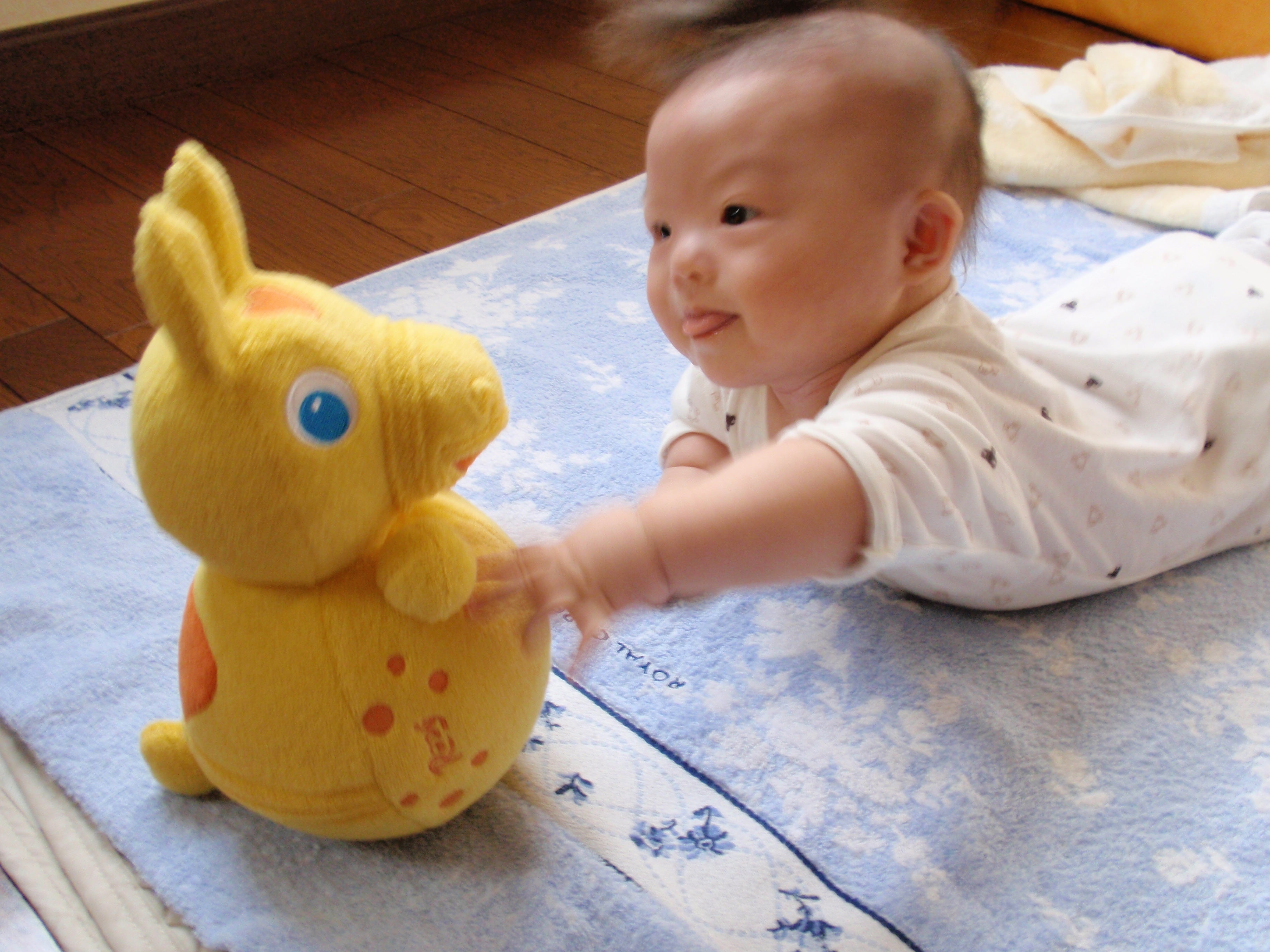 生後すぐから 生後4ヶ月頃の赤ちゃんの手足の成長 保育士監修トモニテ