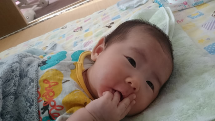 ほっぺに手を当ててミルクを飲む新生児 生後20日 の写真素材111049942- PIXTA