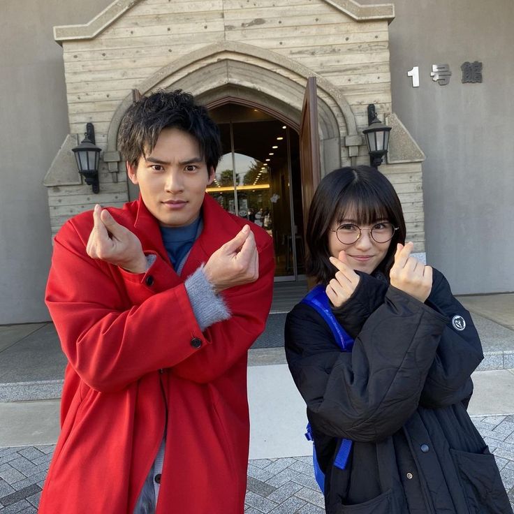 くっつきカップルフォト でパートナーとの日常を カワイく思い出に残しちゃお📸🫶 パートナーとたくさん写真を撮りたいけど、いつも同じような写真になっちゃう っていう子必見👀❕ 可愛くてすぐに真似したくなっちゃうようなくっつきカップルフォト を集めてみたよ