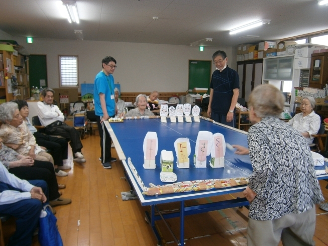 特別養護老人ホームで高齢者とゲームをする看護スタッフイメージ_写真 id 507718917_PRF画像フォーマットJPG_jp.lovepik.com