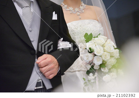 挙式入場シーン お父さん・お母さんの間に挟まれて３人で登場する演出が素敵♡marry マリー