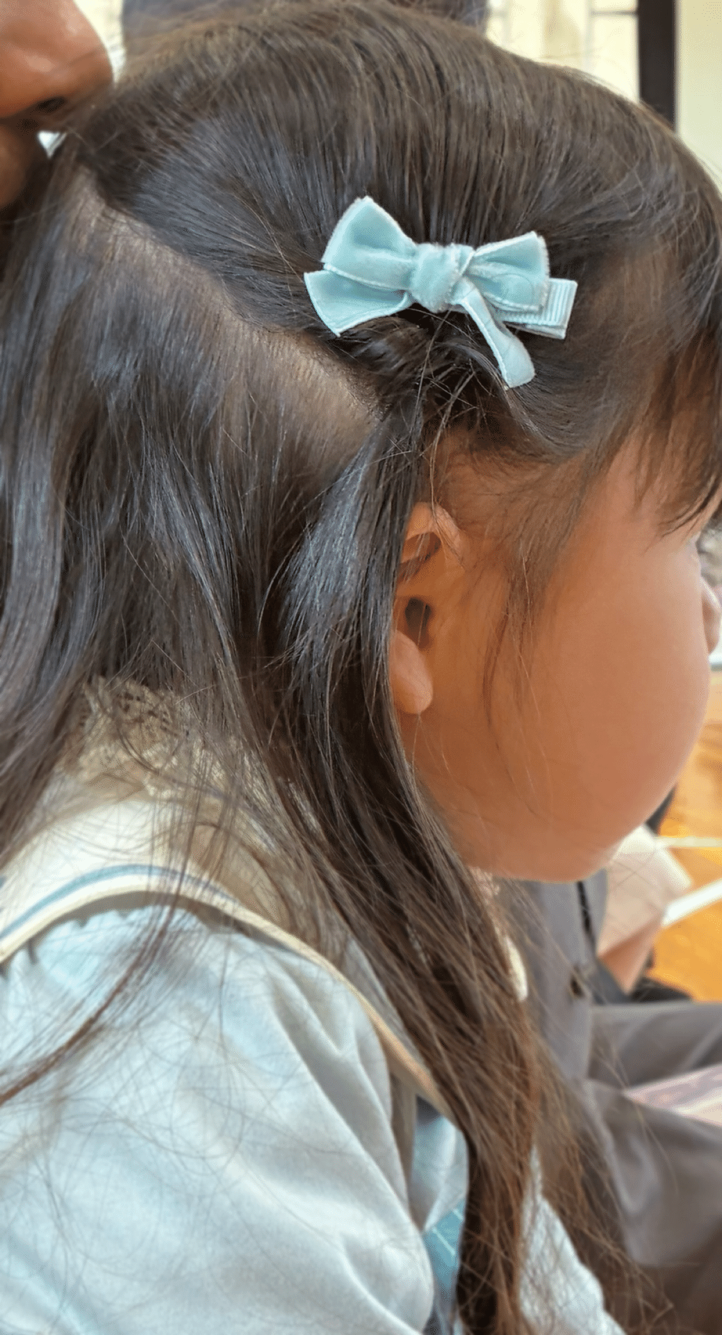 本日のヘアアレンジ👧🏻くるりんぱアレンジ ⭐️ヘアアレンジ動画あり 先日の夏休みヘアです😊 くるりんぱと三つ編みだけでできる簡単アレンジです☺️可愛いヘアクリップ →@sand_bebe_さんです🌸 ❁.｡.:*:.｡.✽.｡.:*:.｡.❁.｡.:*:.｡.✽.｡.:*:.｡.❁.｡.お子様に関する