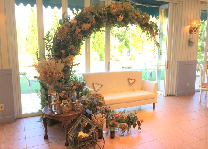 ゲストとの距離感が近くてオシャレ感も出せる♡高砂ソファの魅力って？アツメル結婚式レシピ 買える結婚式アイテム WeddingMart ウェディングマート