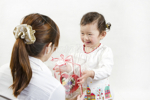 幼稚園児 母の日のプレゼントでペンダントを製作 - 京都市・モンテッソーリとリトミックの幼児教室バンビーニクレアーレ